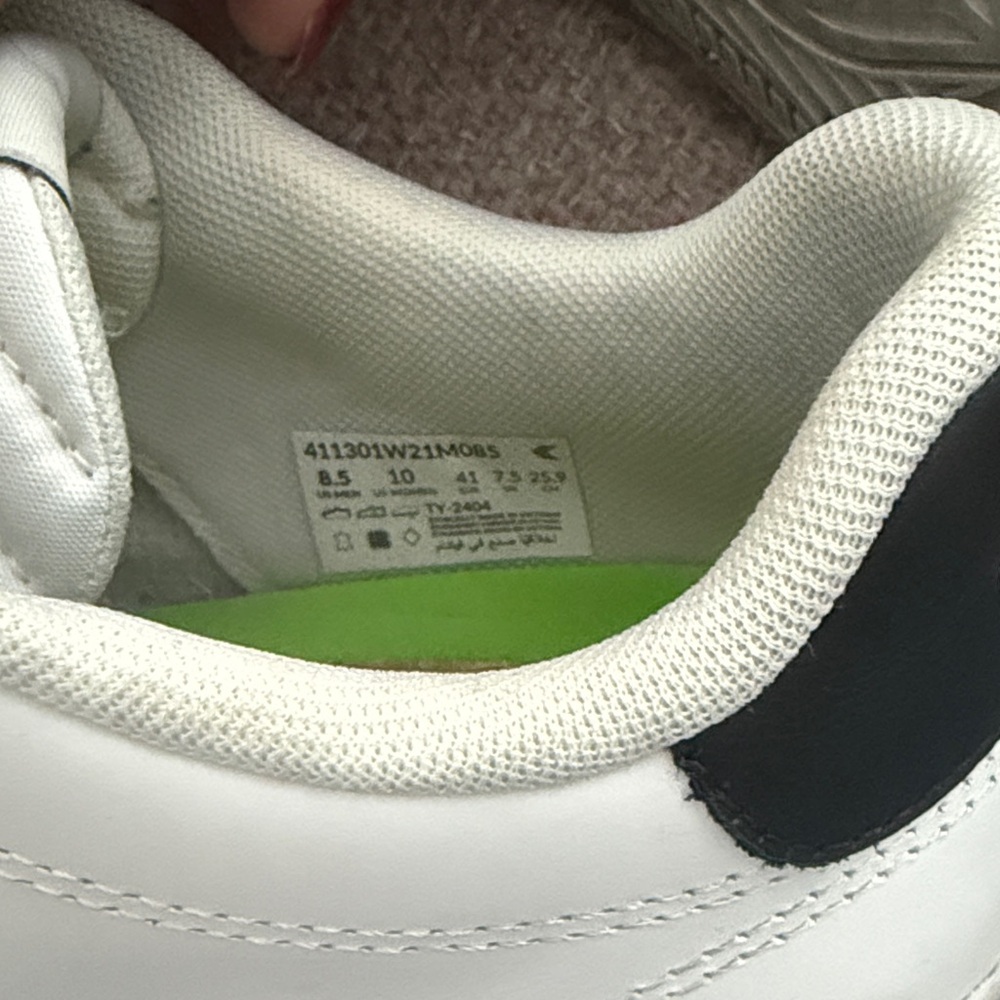 Cariuma White Sneakers with Black Details - Picture 3 of 3